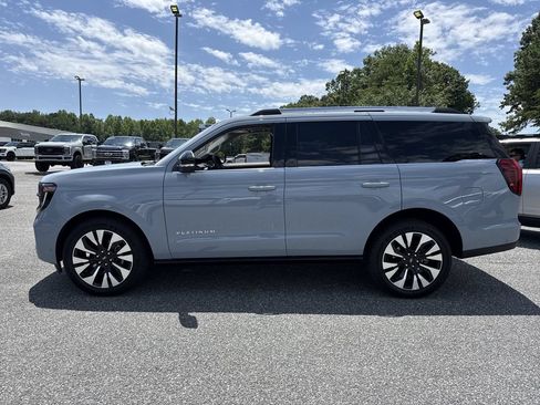 Used 2025 Ford Expedition Platinum w/ Driver's Package AWD/4WD image 4