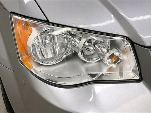 Used 2016 Dodge Grand Caravan SXT image 31