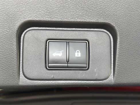 Used 2025 Nissan Rogue SV image 15