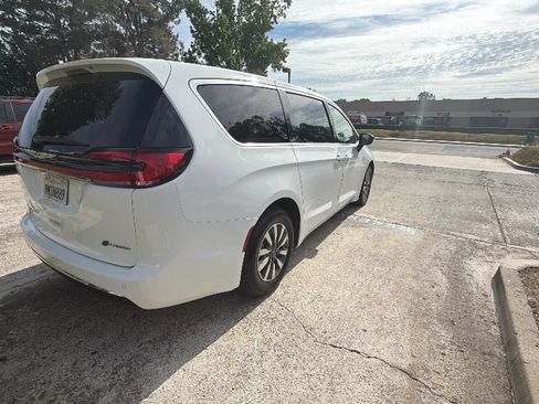 Used 2024 Chrysler Pacifica Limited FWD image 8