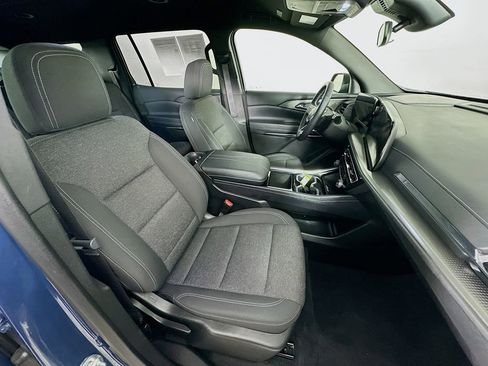 Used 2025 Chevrolet Traverse LT image 37