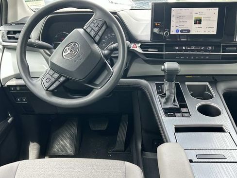 Used 2026 Toyota Sienna LE FWD image 23