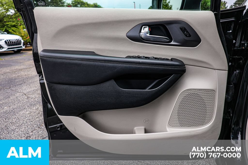 Used 2023 Chrysler Pacifica Touring-L FWD image 45