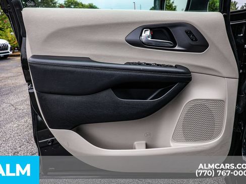 Used 2023 Chrysler Pacifica Touring-L FWD image 45