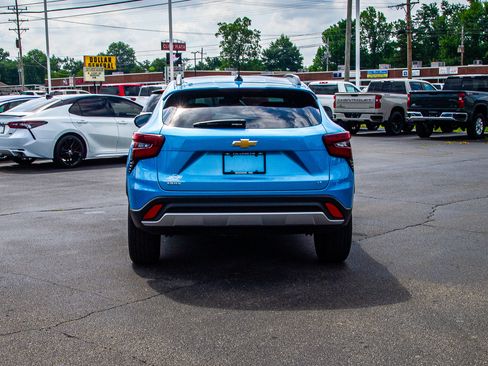 Used 2025 Chevrolet Trax LT FWD image 6