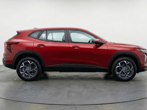 Used 2025 Chevrolet Trax LT FWD image 11