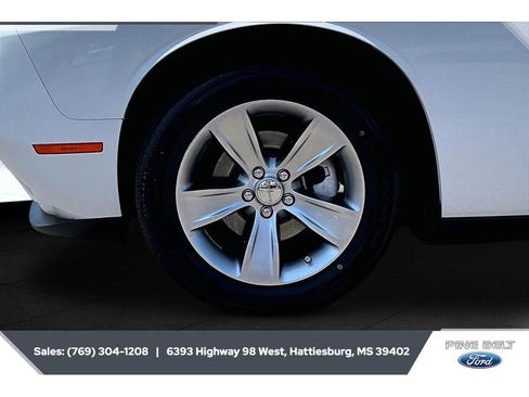 Used 2022 Dodge Challenger SXT RWD image 7