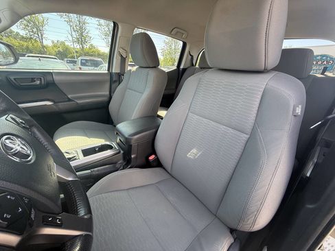 Used 2016 Toyota Tacoma SR5 w/ Towing Package image 12
