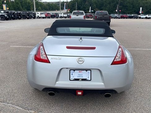 Used 2018 Nissan 370Z Touring RWD image 4
