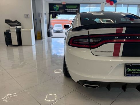 Used 2019 Dodge Charger SXT RWD image 13