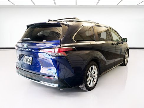 Used 2022 Toyota Sienna Platinum FWD image 4