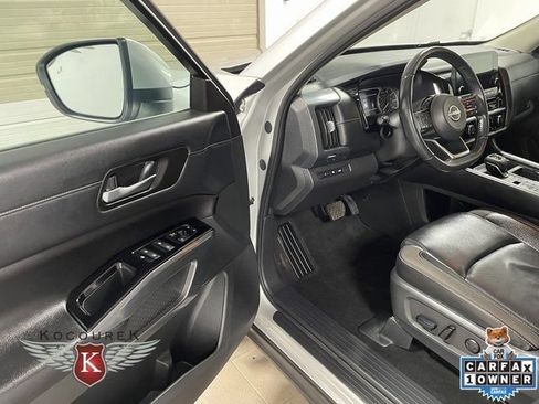 Used 2024 Nissan Pathfinder SL w/ Black Appearance Package AWD/4WD image 11