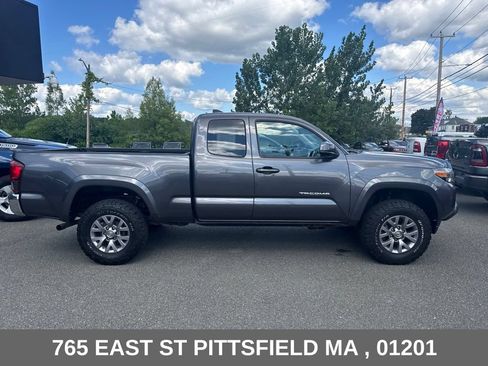 Used 2018 Toyota Tacoma SR5 AWD/4WD image 8