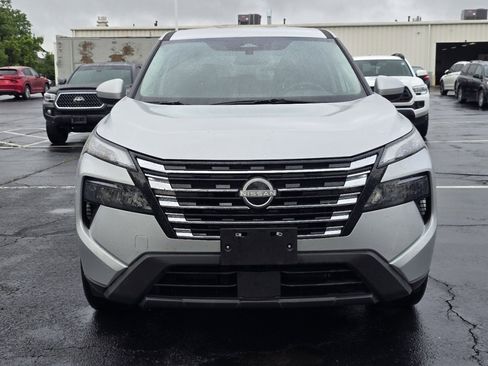 Used 2025 Nissan Rogue SV FWD image 2