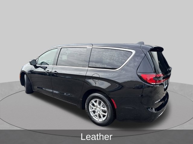 Used 2026 Chrysler Pacifica Select FWD image 6