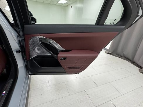 Used 2023 BMW 760i xDrive w/ Executive Package image 16