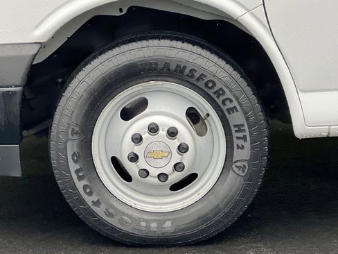 Used 2017 Chevrolet Express 4500 Extended image 21