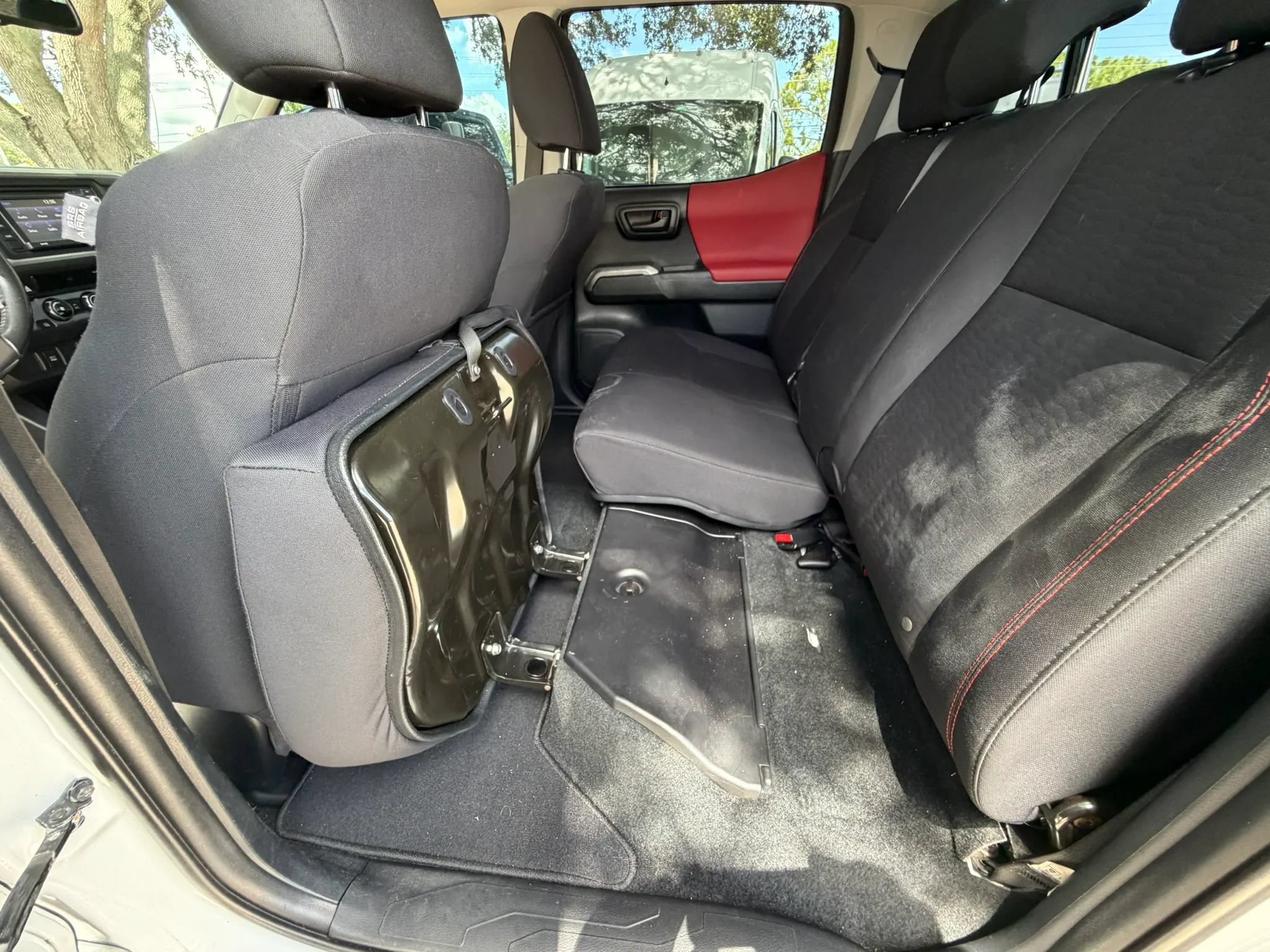 Used 2018 Toyota Tacoma SR5 AWD/4WD image 18