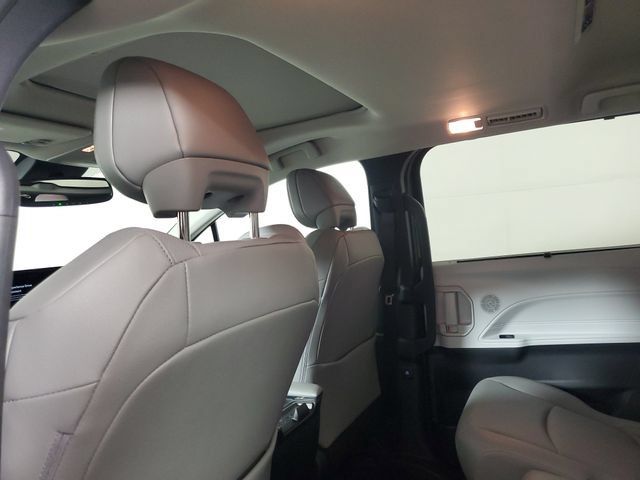 Used 2026 Toyota Sienna XLE FWD image 14