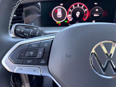 New 2025 Volkswagen Tiguan SE image 24