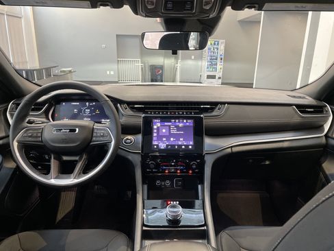 Used 2025 Jeep Grand Cherokee Laredo X w/ Luxury Tech Group I image 34