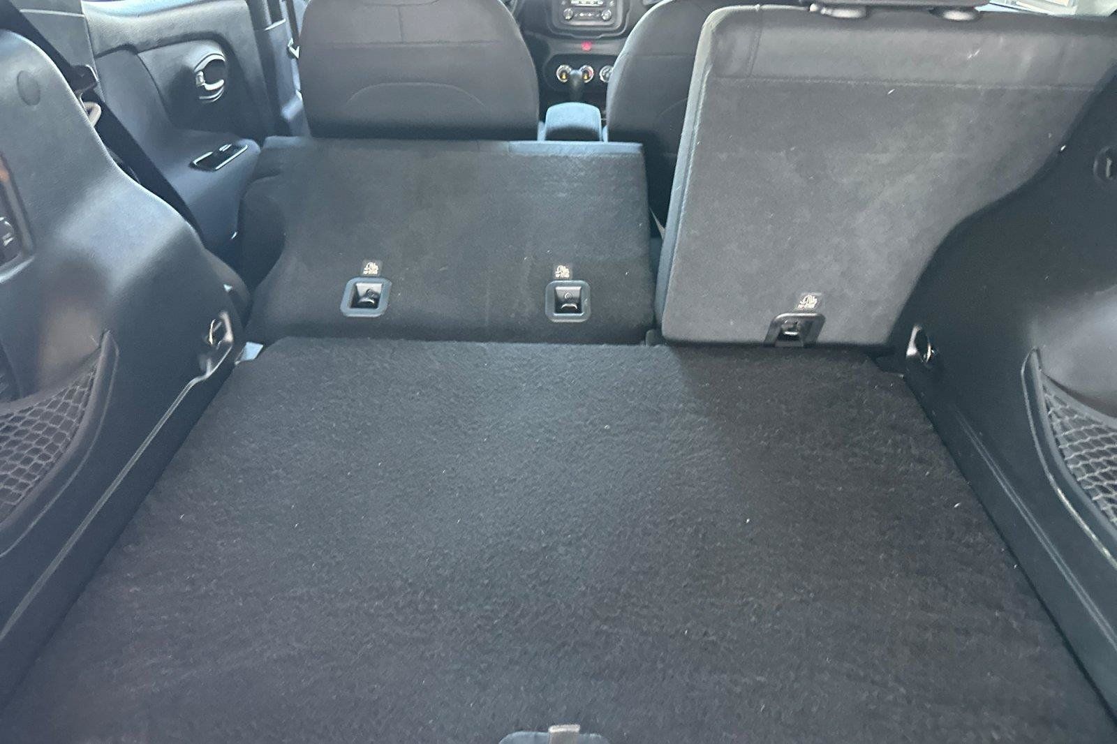 Used 2016 Jeep Renegade Latitude FWD image 15