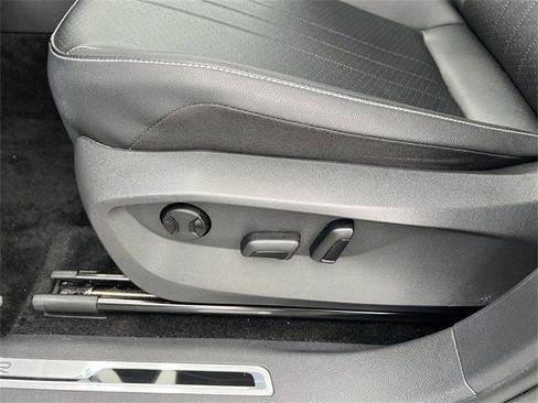 Used 2023 Volkswagen Tiguan SE R-Line image 14