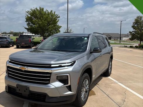 Used 2025 Chevrolet Traverse LT AWD/4WD image 1