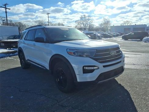 Used 2020 Ford Explorer XLT w/ Equipment Group 202A image 3