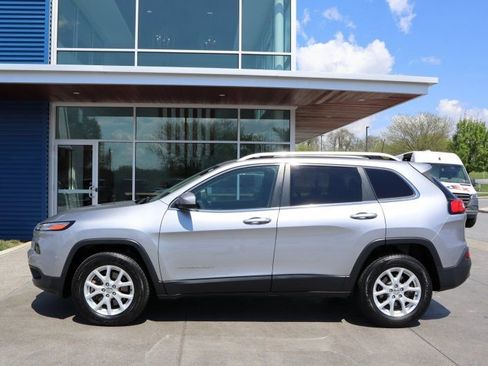 Used 2017 Jeep Cherokee Latitude w/ Cold Weather Group AWD/4WD image 6