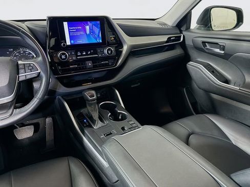Used 2024 Toyota Highlander XLE image 24