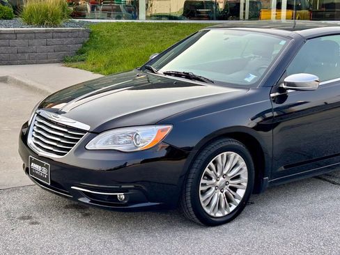 Used 2011 Chrysler 200 Limited FWD image 4