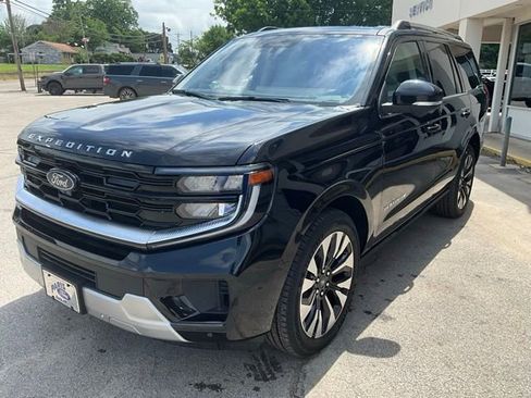 Used 2025 Ford Expedition Platinum w/ Driver's Package AWD/4WD image 4