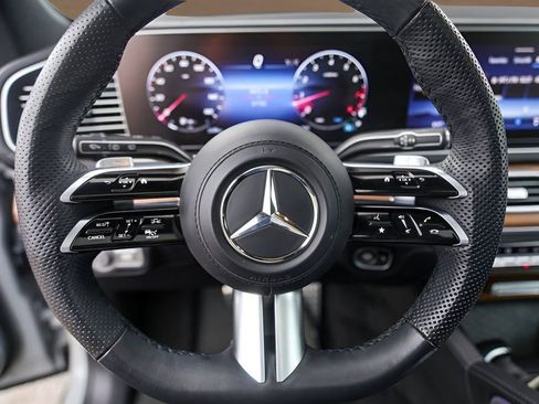 Used 2024 Mercedes-Benz GLS 580 4MATIC image 12