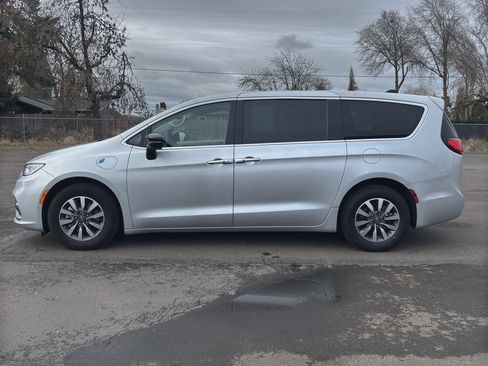 Used 2024 Chrysler Pacifica Select image 21