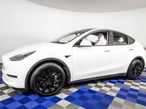 Used 2023 Tesla Model Y Long Range AWD/4WD image 1