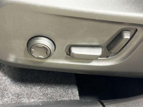 Used 2025 Volvo XC40 B5 Ultra image 12