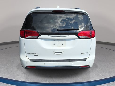 Used 2020 Chrysler Pacifica Limited FWD image 2
