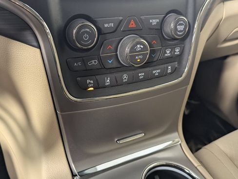Used 2021 Jeep Grand Cherokee Laredo RWD image 23