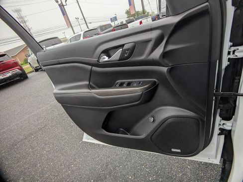 Used 2023 GMC Acadia SLT AWD/4WD image 26