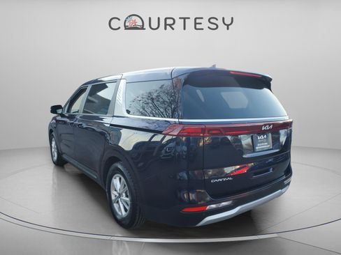 Certified 2024 Kia Carnival LX image 3