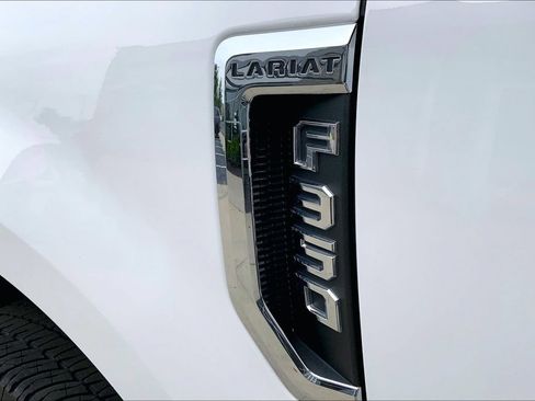 Used 2019 Ford F350 Lariat w/ Lariat Value Package AWD/4WD image 4