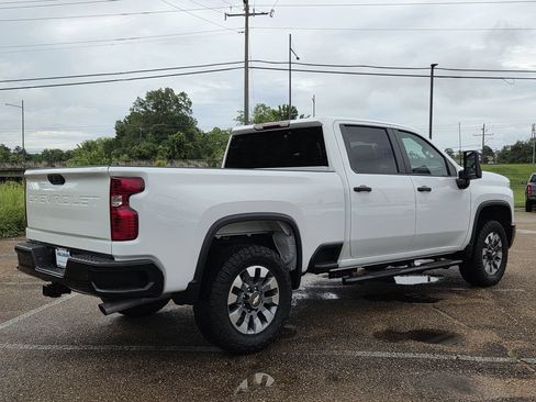 Used 2024 Chevrolet Silverado 2500 Custom w/ Custom Value Package AWD/4WD image 4