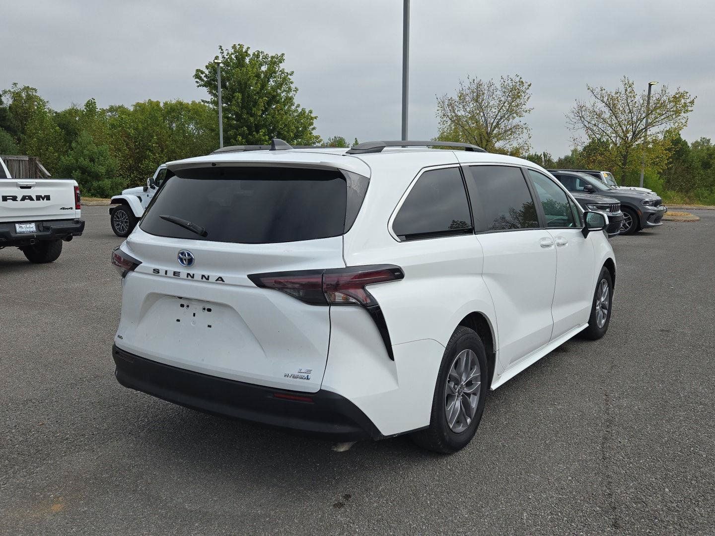 Used 2024 Toyota Sienna LE AWD/4WD image 7