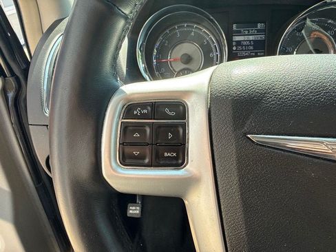 Used 2016 Chrysler Town & Country Touring-L FWD image 13