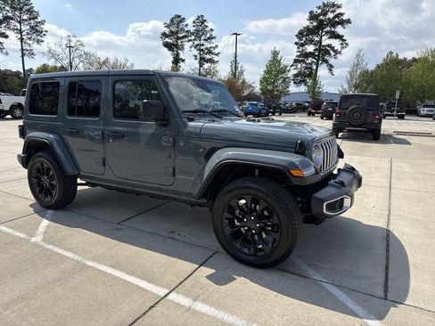 Used 2025 Jeep Wrangler Unlimited Sahara w/ Safety Group AWD/4WD image 2
