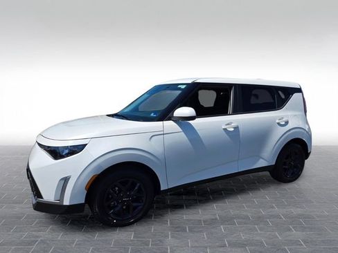 Used 2025 Kia Soul LX w/ LX Technology Package FWD image 3