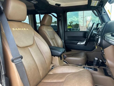 Used 2014 Jeep Wrangler Unlimited Sahara w/ Connectivity Group AWD/4WD image 22