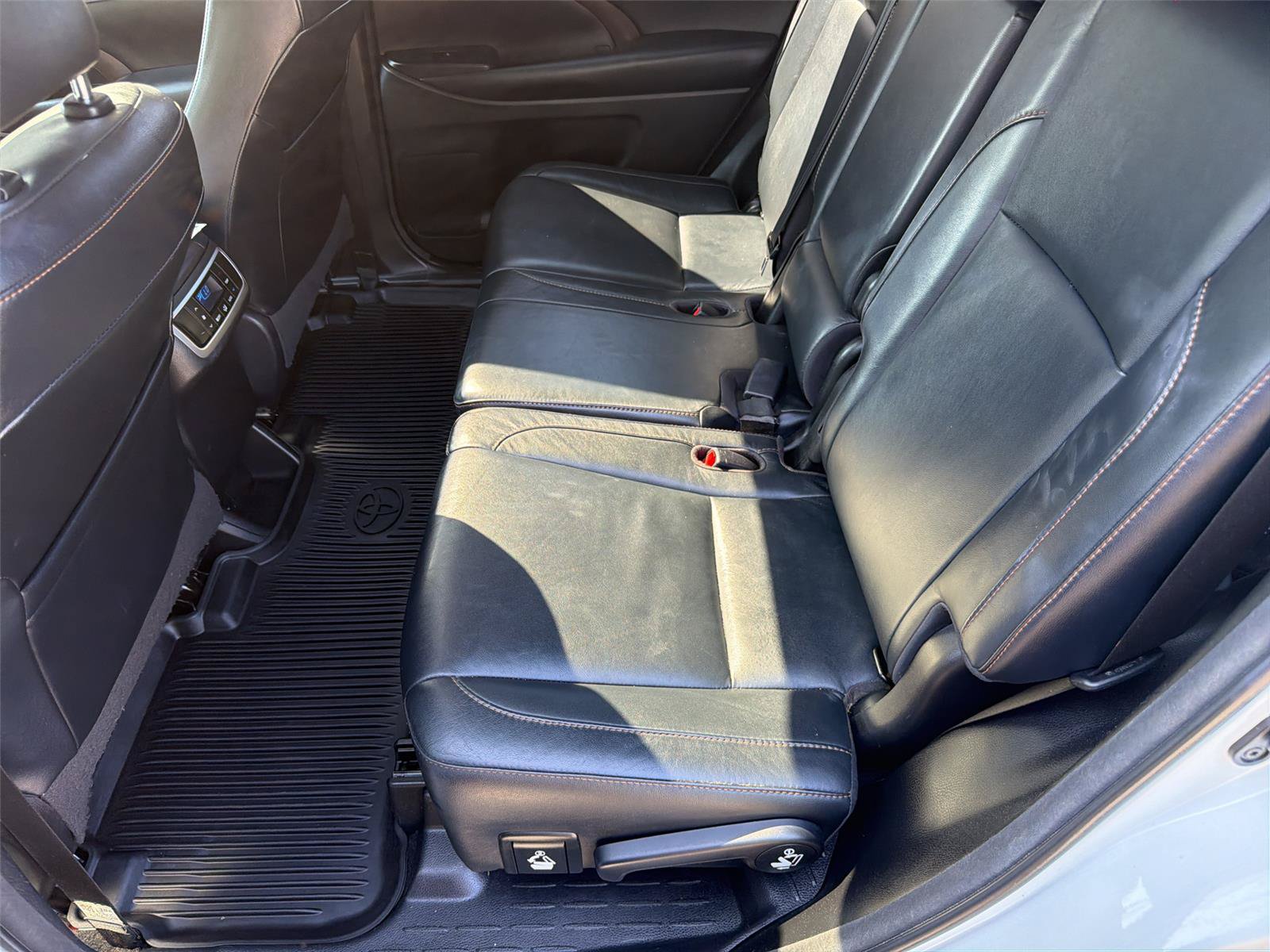 Used 2018 Toyota Highlander XLE AWD/4WD image 31