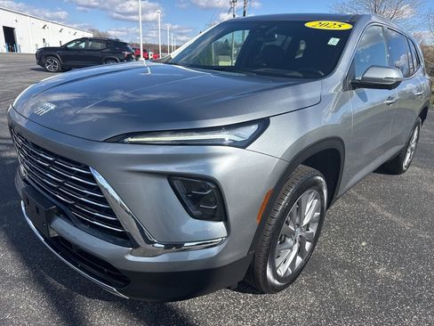 Used 2025 Buick Enclave Preferred image 3